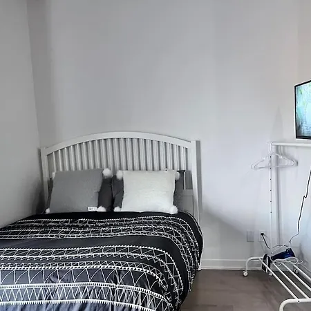 1 Min To Metro, New Condo, Lovely Cozy Studio-2