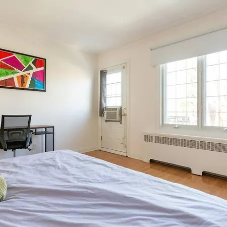 Free Parking, Beautiful 4 1/2- 2 Bedroom Apartment-2