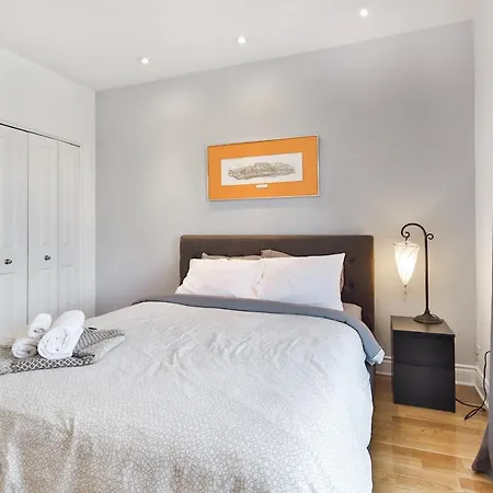 Stunning Full Apartments - Stocked Kitchens - Washer & Dryers - Workspace Provided - Fast Wifi - Located On The Famous St Denis Street - Near Metro Mont Royal-3