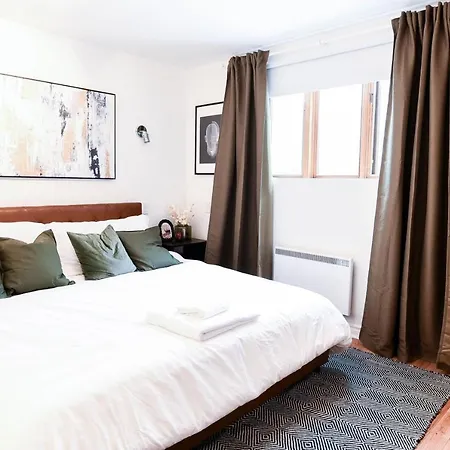 Large 3 Bed 2 Bath For 8 In Center Of Golden Square Mile - Stanley House-3