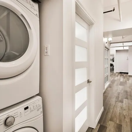Clark Suites - Unique And Spacious In The Heart Of The City-3
