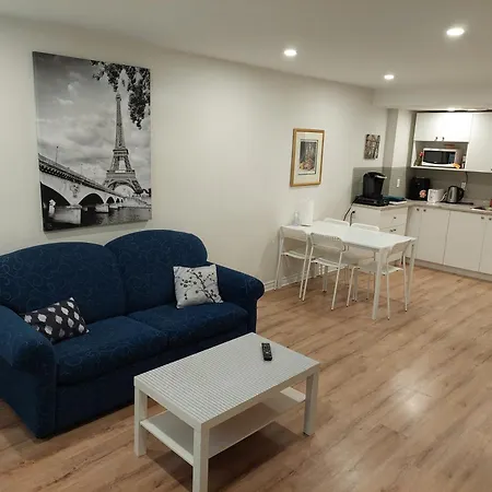 Spacious Basement One Bedroom Apartment, Wifi.-3