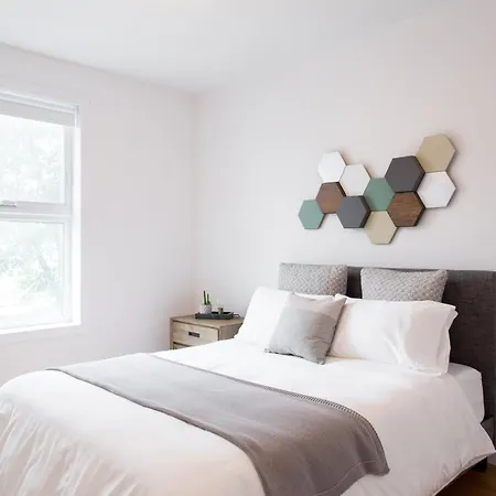 Hip, Stylish Apartment In Little Italy By Den Stays A-3