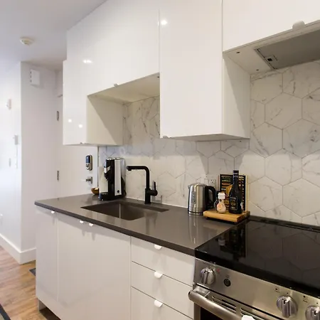 Blue Tropics Studio In Little Italy With Kitchen By Den Stays-3