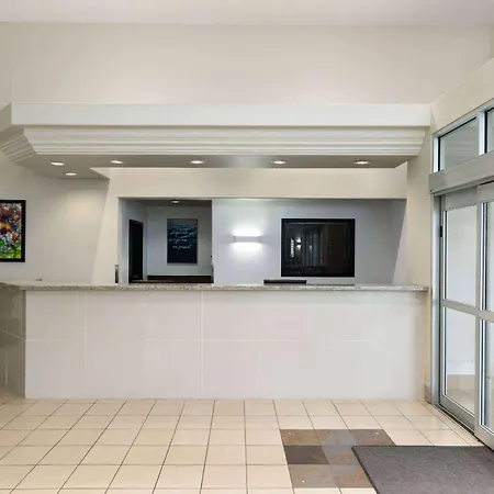 Super 8 By Wyndham St-Jerome-3