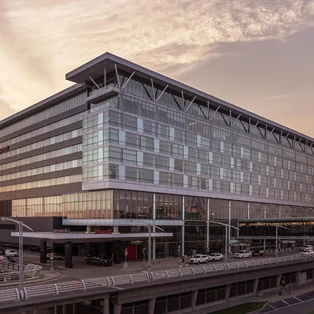 Marriott Montreal Airport In-Terminal Hotel-2
