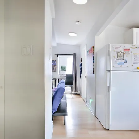 250 Meters To Metro Berri Uqam - Spacious Fully Equipped Apartments - 1 Free Parking Per Unit - In-Unit Washer & Dryer - Fully Stocked Kitchen - Workspace Provided - Fast Wifi - 5 Minute Walk To The Famous St Catherine & St Denis Street-2
