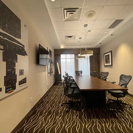Hilton Garden Inn Montreal Airport-3