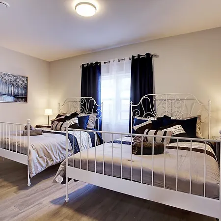 Modern Townhouse With Rooftop Deck-2