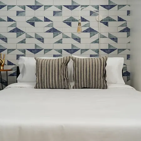 Serene Studio In Quartier Des Spectacles By Sonder-2