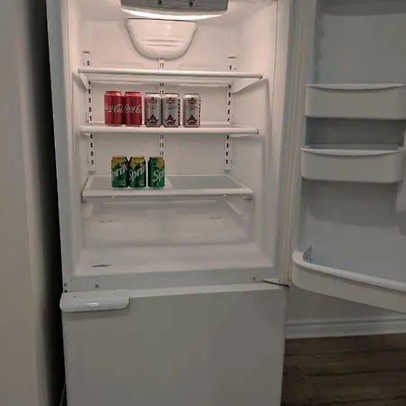 Spacious Basement One Bedroom Apartment, Wifi.-2