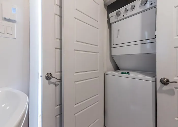 Welcoming And Homey Unit Near Mount Royal By Denstays Montreal