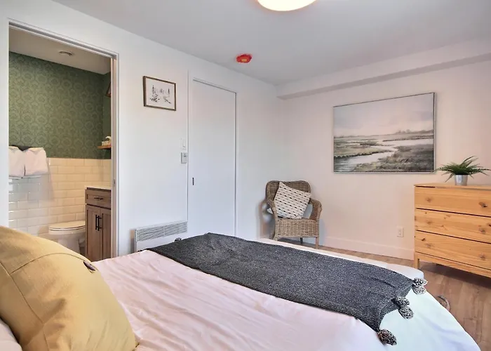 Pet friendly North House - Unique And Sunny Top Floor Old Quebec Gem