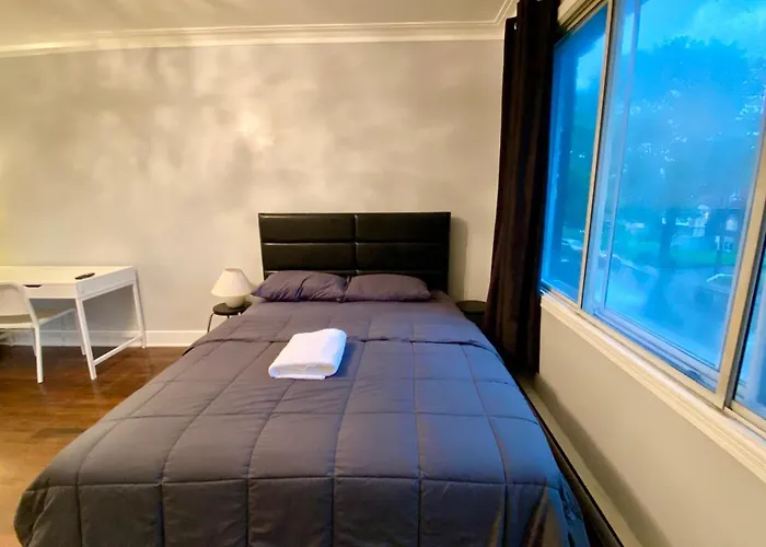 Montreal Home - Affordable Rooms With Smart Tv, Shared Kitchen