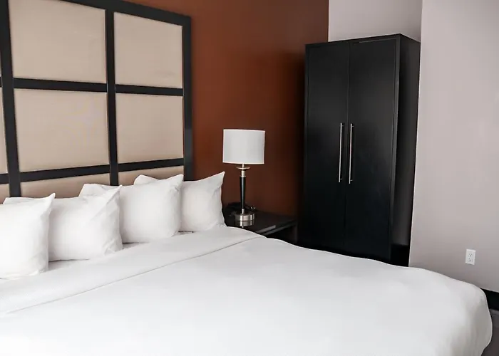 Montreal hotels near Eaton Center Montreal