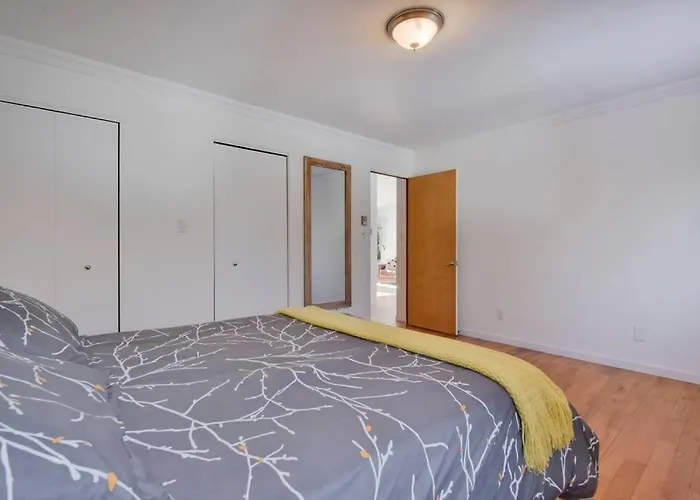 Cozy Home With Hot Tub Near Airport Québec