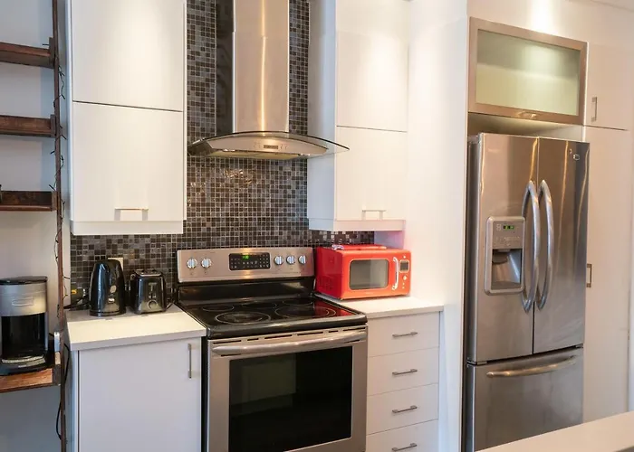 Breathtaking 3 Beds Apt A 2-Mins Walk From Metro! Apartamento Montréal