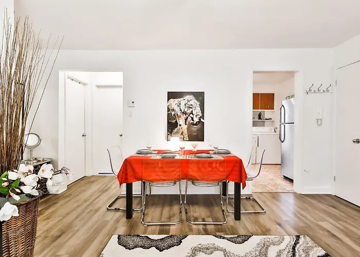 Comfortable 2-Bedroom Apartment - Free And Plentiful Parking - 10 Minutes To Airport And 15 Minutes To Downtown Montreal - Near Popular Waterfront Restaurants - Located In Beautiful Lachine