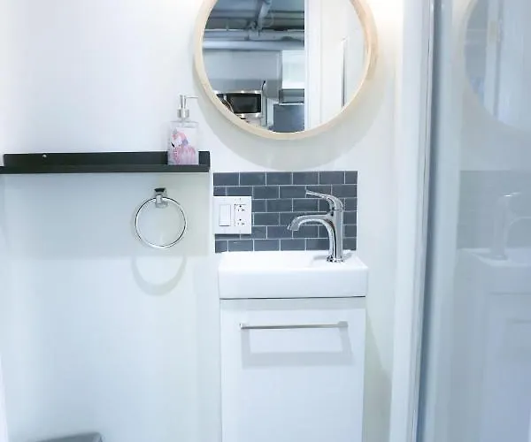 Cozy Apartment In Ahuntsic With Free Parking And Near Metro Station Montréal