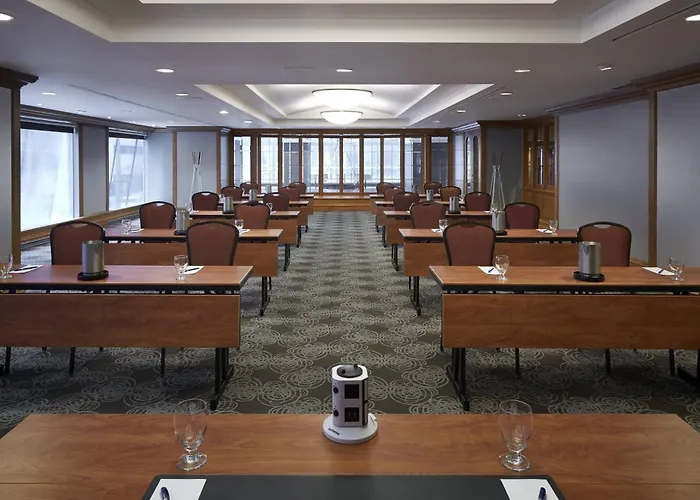 Montreal hotels near La Ronde