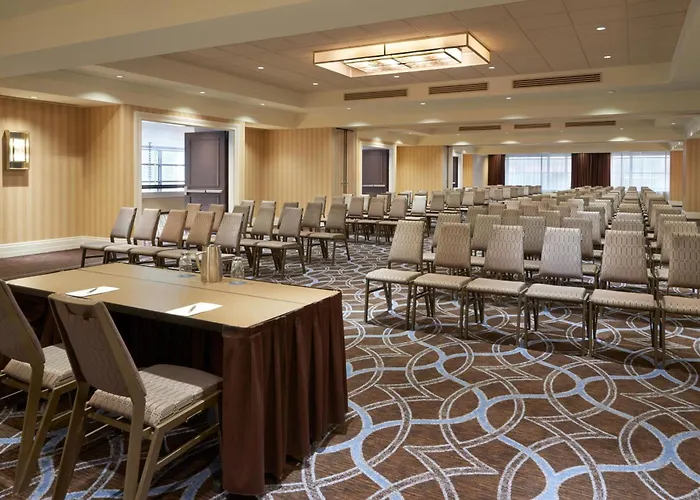 Casino Hotels in Montreal near Mount Royal Park