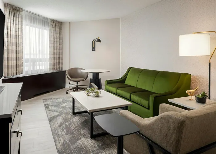 Montreal Hotels near Montreal-Pierre Elliott Trudeau International Airport (YUL)