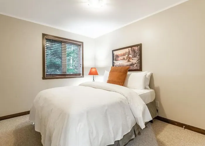 Pet friendly Townhouse With Free Shuttle To Tremblant Resort Mont-Tremblant