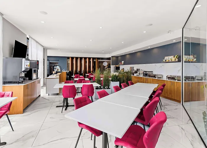 Best Western Plus Montreal East com campo de golfe