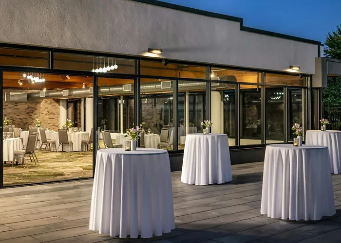 Montreal Hotels near Montreal-Pierre Elliott Trudeau International Airport (YUL)