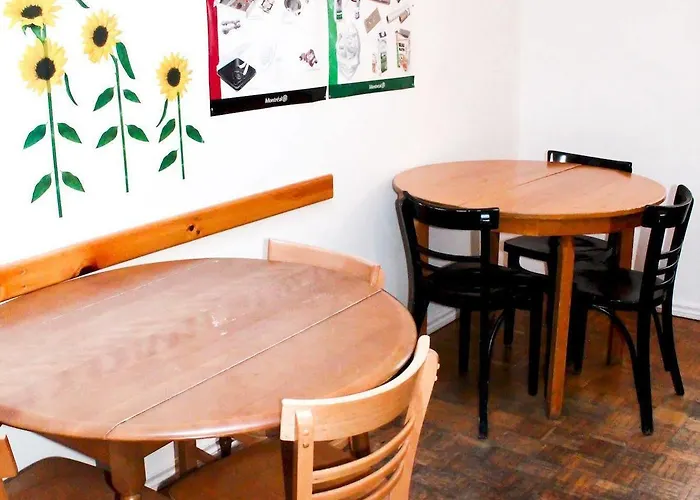 Montreal hotels near Place Ville Marie Observatory