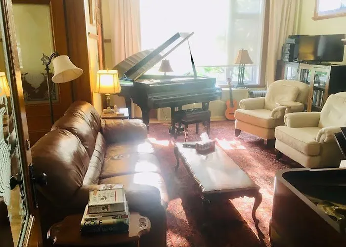 Le Petit Château Montebello B&B